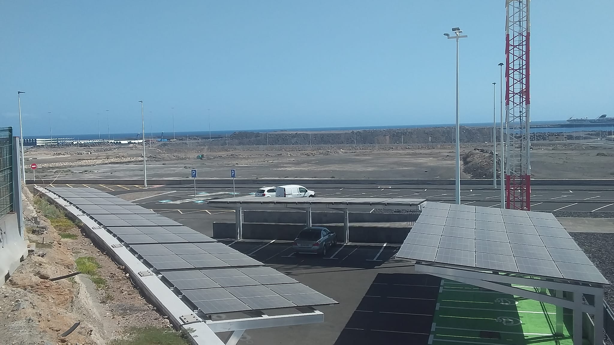 Instalación de marquesinas fotovoltaicas en el aparcamiento del edificio de servicios. Puerto de Granadilla